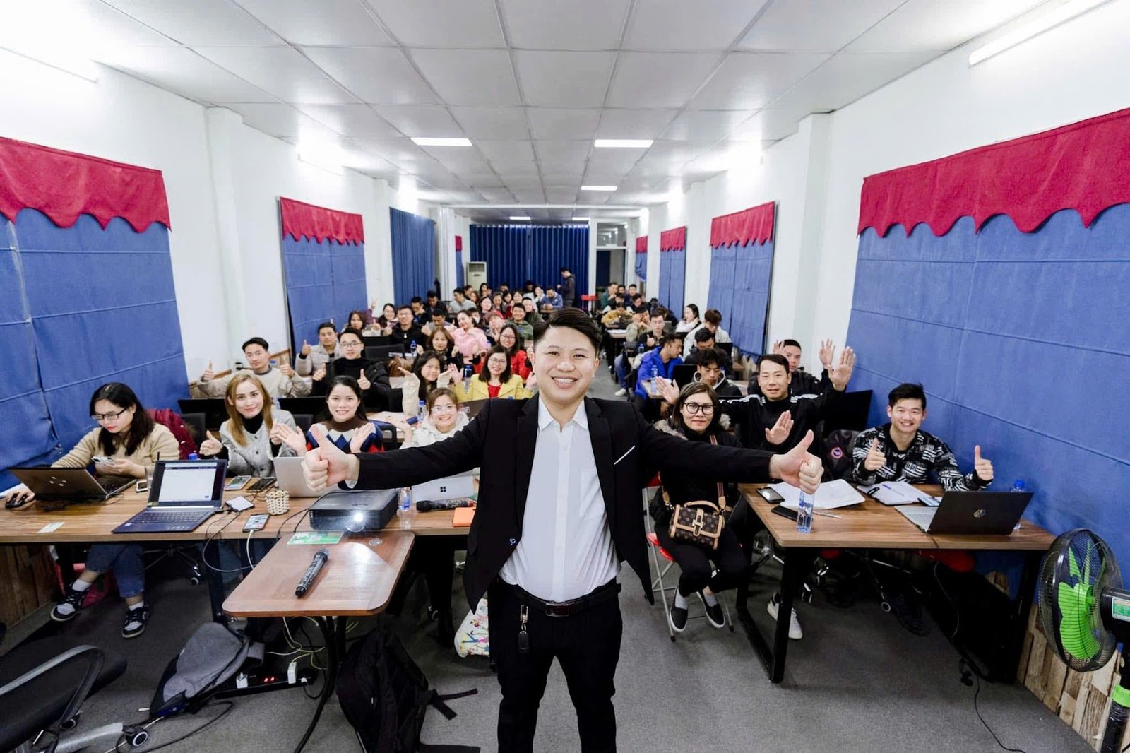 Giảng viên và học viên trong lớp đào tạo
